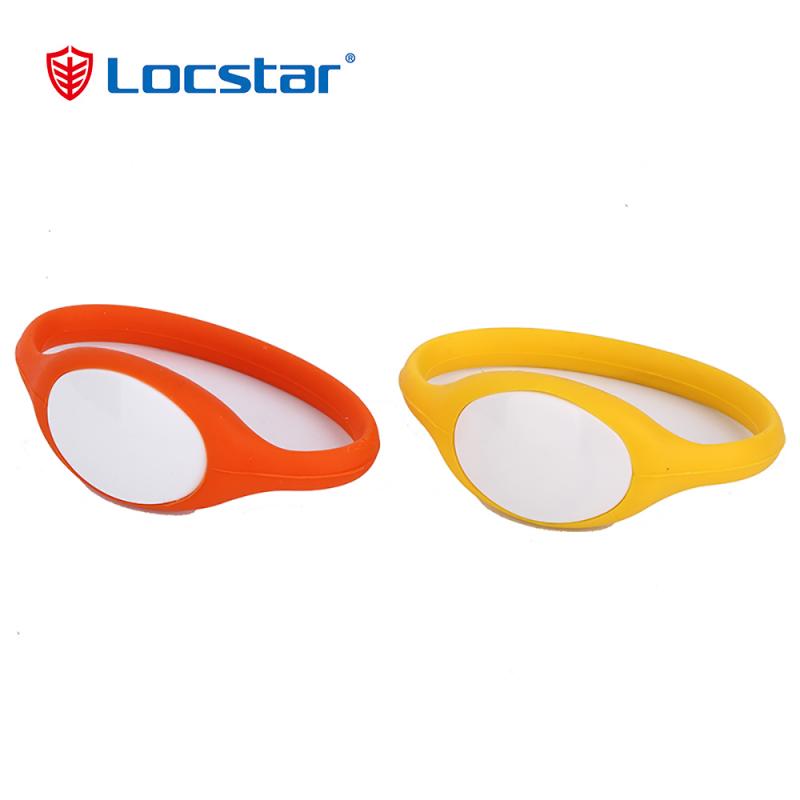 „Locstar“ tinkinti logotipą, masinės pigios silikoninės apyrankės, prieigos kontrolė RFID išmanioji apyrankė, vandeniui atspari braukiamoji kortelės durų apyrankė